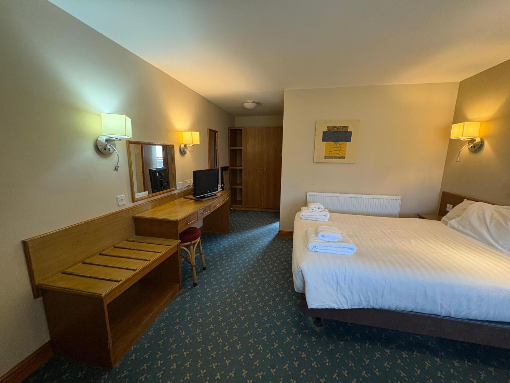 Tollgate & Leisure Hotel 4*